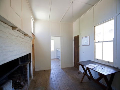 Brackens Hut - Redcliffe Tourism 2