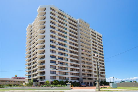 Breakers North - Absolute Beach Front Holiday Apartments - Redcliffe Tourism 1