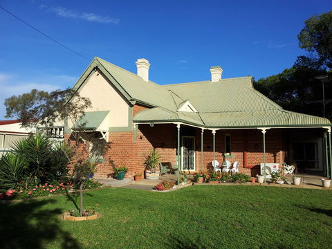 Charming Country Stop B And B - Redcliffe Tourism 1