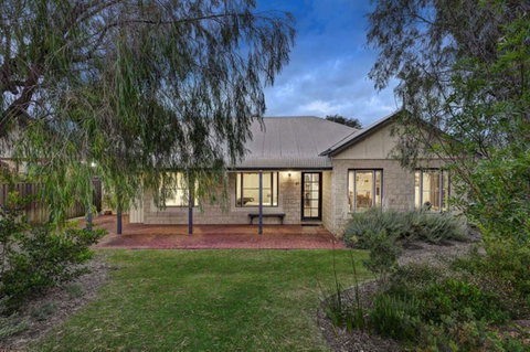 Cottage Retreat/Shady Cottage - Redcliffe Tourism 0