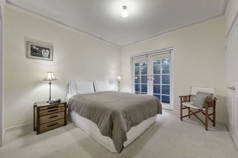 Cottage Retreat/Shady Cottage - Redcliffe Tourism 2