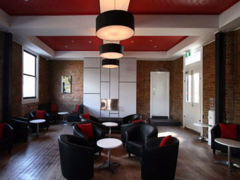 Cow And Calf Hotel - Redcliffe Tourism 1