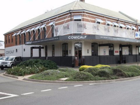 Cow And Calf Hotel - Redcliffe Tourism 2