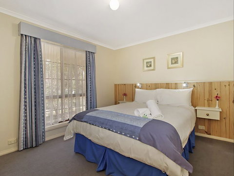 Oak Cottage - Tudor Village - Redcliffe Tourism 0