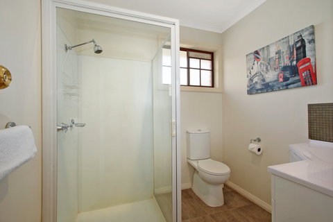 Oak Cottage - Tudor Village - Redcliffe Tourism 1
