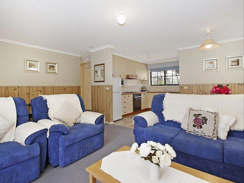 Oak Cottage - Tudor Village - Redcliffe Tourism 2