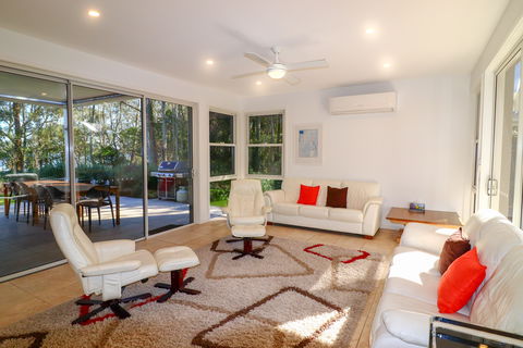 Pelican Escape 11 - Redcliffe Tourism 2