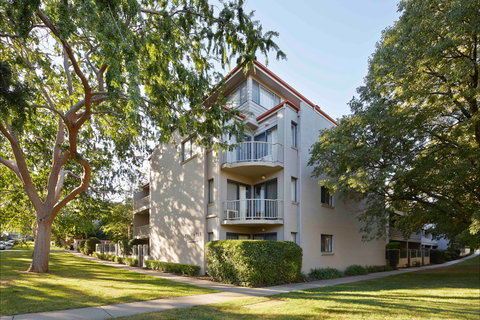 Pinnacle Apartments - Redcliffe Tourism 1