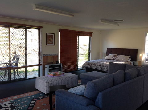 Tibuc Gardens Cottage - Redcliffe Tourism 2
