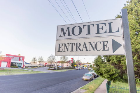 Bathurst Motor Inn - Redcliffe Tourism 0