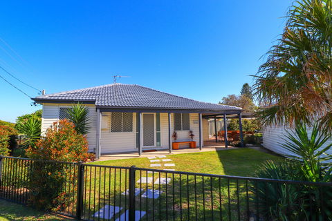 Beachside Cottage At Blacksmiths - Redcliffe Tourism 0