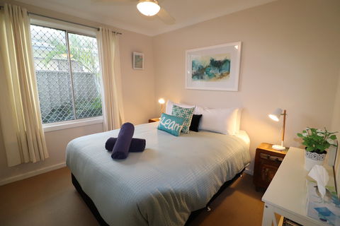 Beachside Cottage At Blacksmiths - Redcliffe Tourism 2