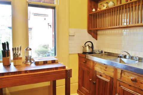 Buxton Manor - Garden And Loft Apartment - Redcliffe Tourism 2