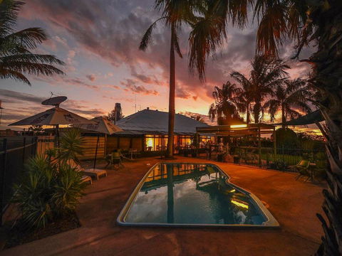 Devils Marbles Hotel - Redcliffe Tourism 2