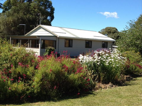 Engadine Cottage - Redcliffe Tourism 0