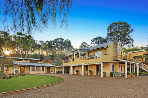 I Villini Estate - Redcliffe Tourism 0