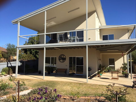 Lyreen's Apartment Bed And Breakfast - Redcliffe Tourism 0