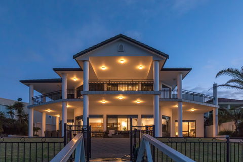 Port Lincoln Marina Luxury Escape - Redcliffe Tourism 0