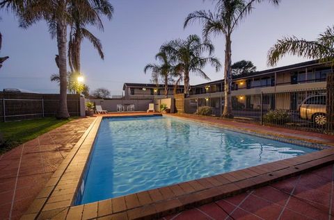Red Carpet Motel - Redcliffe Tourism 1
