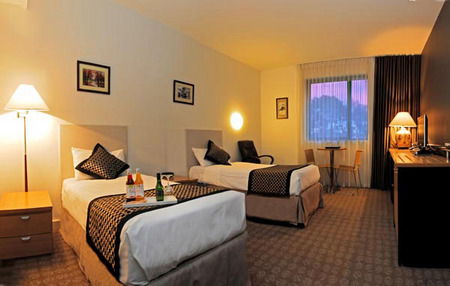 Golden Pebble Hotel - Redcliffe Tourism 3