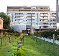 Honeysuckle Executive Apartments - Redcliffe Tourism