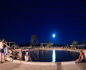 Lightning Ridge Bore Baths - Redcliffe Tourism 1