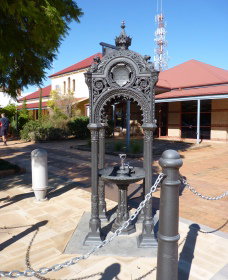 Witcombe Fountain - Redcliffe Tourism 0
