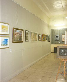 Outback Arts Gallery - Redcliffe Tourism 0