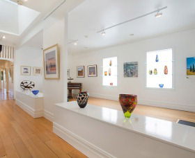 Lost Bear Gallery - Redcliffe Tourism 1