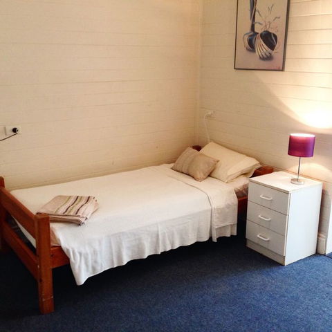 Estreet Guesthouse - Redcliffe Tourism 1