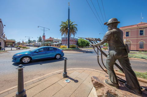 Miners Monument - Redcliffe Tourism 1