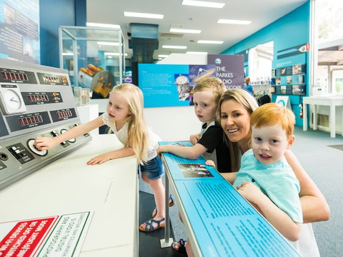 CSIRO Parkes Radio Telescope Visitor Centre - Redcliffe Tourism 1