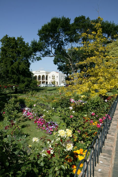 Cave Garden - Redcliffe Tourism 1
