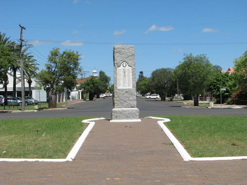 War Memorial And Heroes Avenue, Roma - Redcliffe Tourism 0