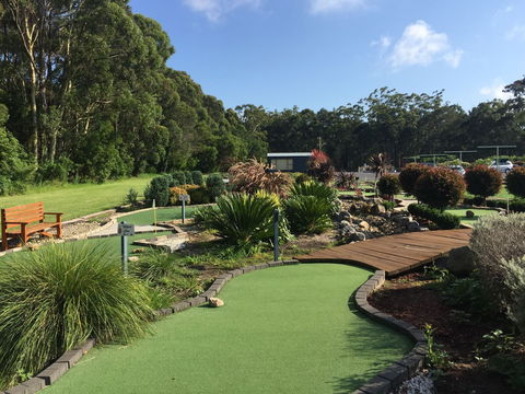 18 Hole Mini Golf - Club Husky - Redcliffe Tourism 1