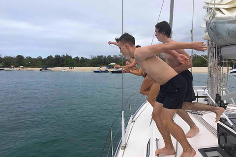 Sailing Curlew Escape On Moreton Bay - Redcliffe Tourism 11