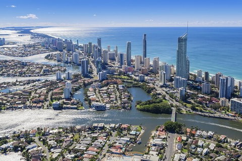 Gold Coast Airport Transfers : Gold Coast City To Airport OOL In Luxury Car - Redcliffe Tourism 4