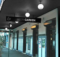 Duck  Swan Hotel - Redcliffe Tourism