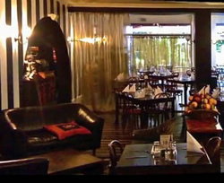 The Queenscliff Historic Royal Hotel - Redcliffe Tourism 3