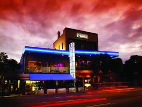 Chalk Hotel - Redcliffe Tourism 0