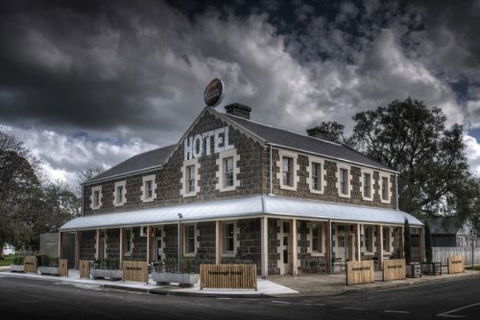 Inverleigh Hotel - Redcliffe Tourism 0