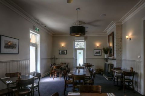 Inverleigh Hotel - Redcliffe Tourism 1
