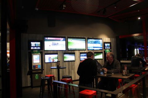 The Sporting Globe Bar & Grill - Redcliffe Tourism 2