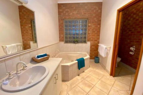 Best Western Coastal Waters Motor Inn - Redcliffe Tourism 7