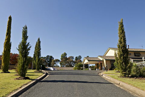 Hilltops Retreat Motor Inn - Redcliffe Tourism 1