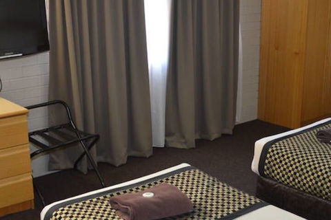 Hilltops Retreat Motor Inn - Redcliffe Tourism 7