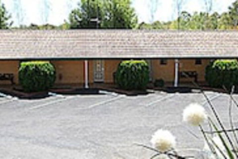Hilltops Retreat Motor Inn - Redcliffe Tourism 0