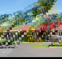 Pines Country Club Motor Inn - Redcliffe Tourism