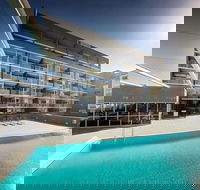 Honeysuckle Executive Apartments - Redcliffe Tourism