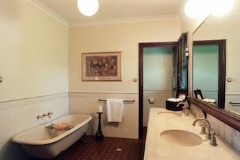 Pinctada McAlpine House - Redcliffe Tourism 1